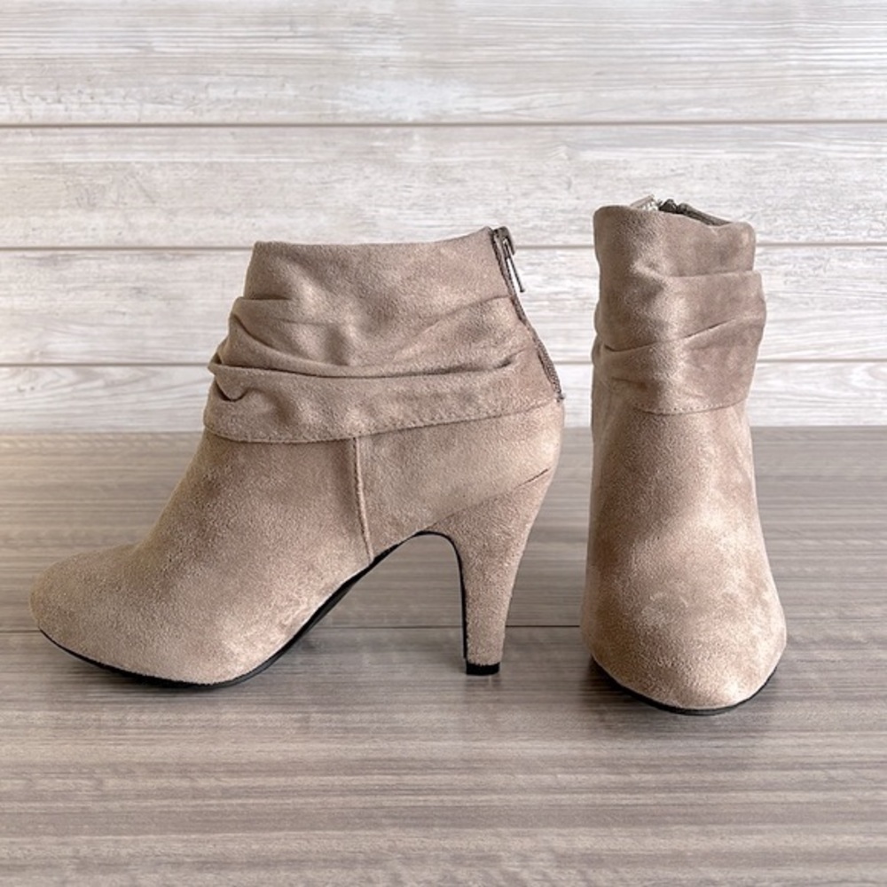 [NWT] Francesca's Carel Suede Bootie – Size 10 (Gray)